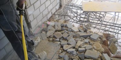 Abbruch mit dem Abbruchhammer, freigelegte Bewehrung (Münster)